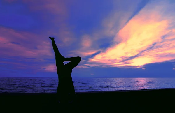 Silhouette femme avec position de yoga — Photo