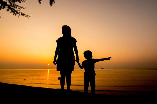 Silhuett av familjen på stranden — Stockfoto