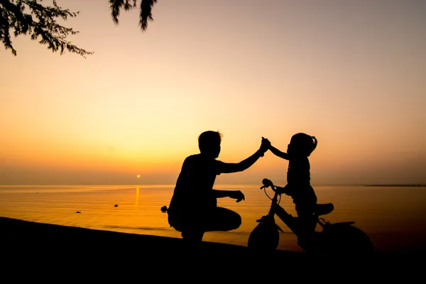 Silhouette of family on the beach — Stock Photo, Image