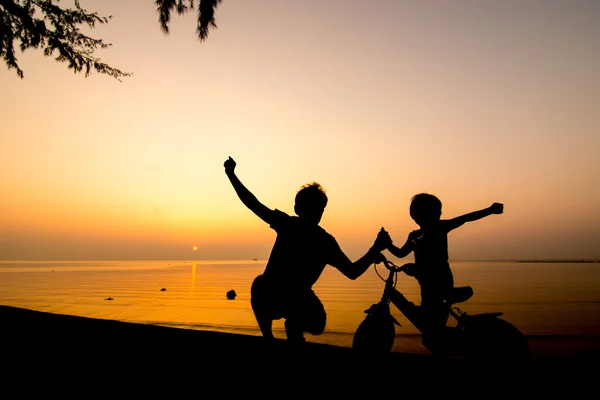 Silhouette of family on the beach — Stock Photo, Image