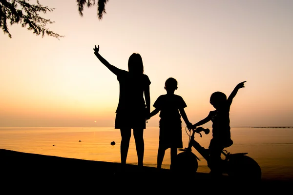 Silhouette di famiglia sulla spiaggia — Foto Stock