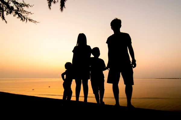 Silhouette de famille sur la plage — Photo