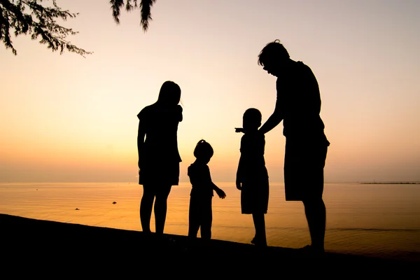 Silhouette di famiglia sulla spiaggia — Foto Stock