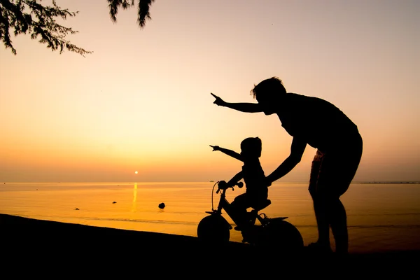 Silhuett av familjen på stranden — Stockfoto