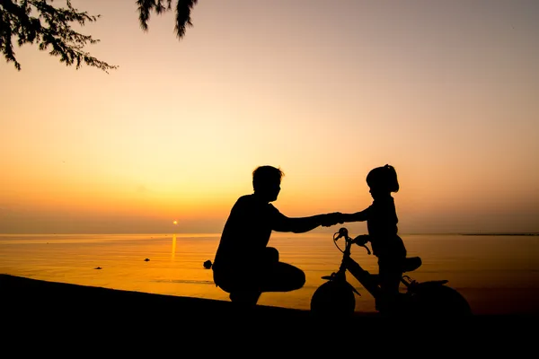 Silhouette of family on the beach — Stock Photo, Image