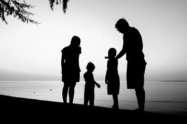 Perhe rannalla — kuvapankkivalokuva