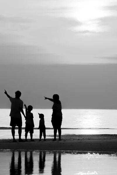 Family on the beach — Stock Photo, Image