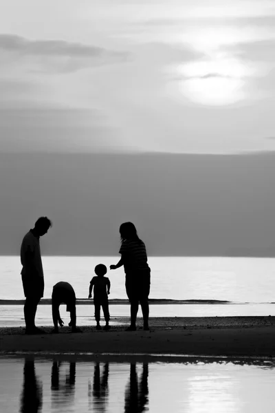 Family on the beach — Stock Photo, Image