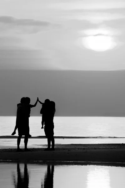 Family on the beach — Stock Photo, Image