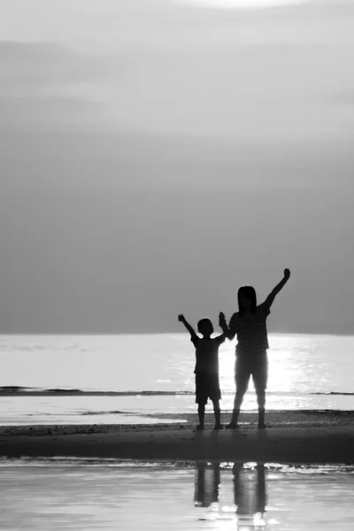 Семья на пляже — стоковое фото