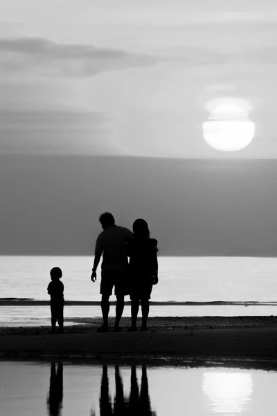 Familj på stranden — Stockfoto