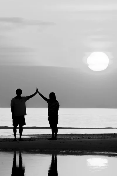 Familie am Strand — Stockfoto