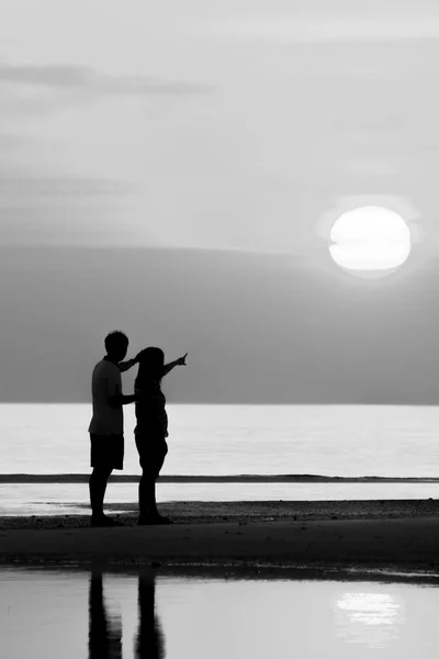 Famille sur la plage — Photo