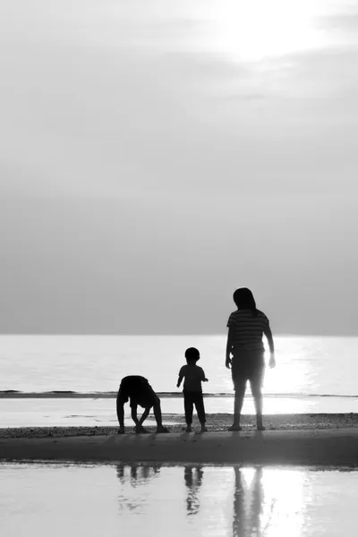 Family on the beach — Stock Photo, Image