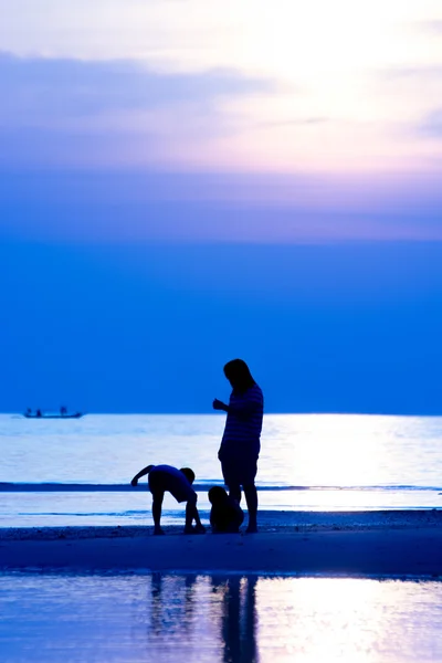 Familie am Strand — Stockfoto