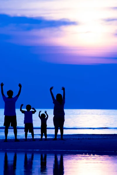 Familj på stranden — Stockfoto