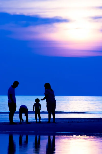 Familie på stranden - Stock-foto