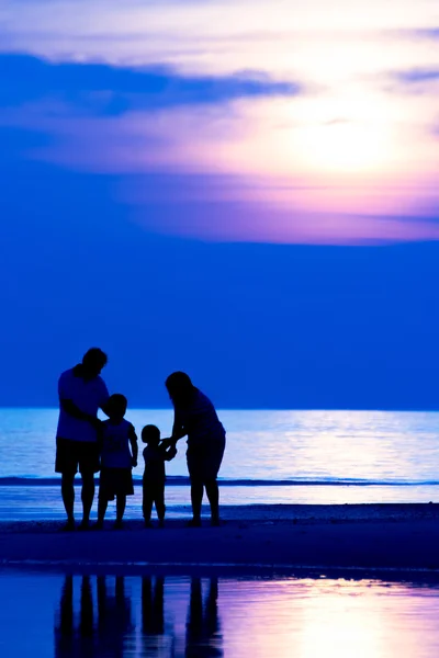 Famille sur la plage — Photo