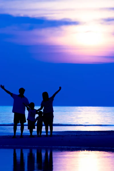 Familj på stranden — Stockfoto