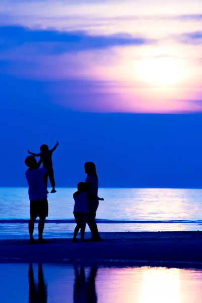 Família na praia — Fotografia de Stock