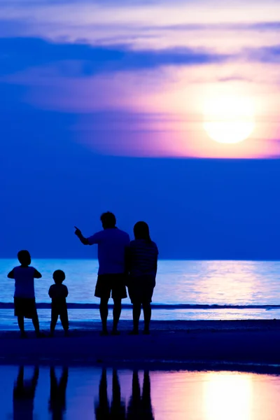 Famille sur la plage — Photo