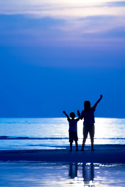 Famille sur la plage — Photo