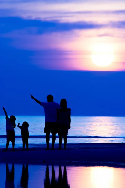 Familj på stranden — Stockfoto