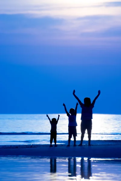 Familia en la playa — Foto de Stock