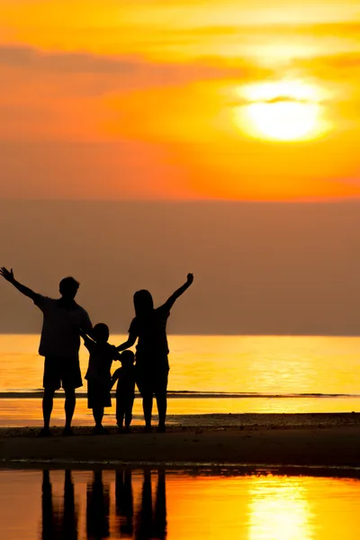 Familj på stranden — Stockfoto