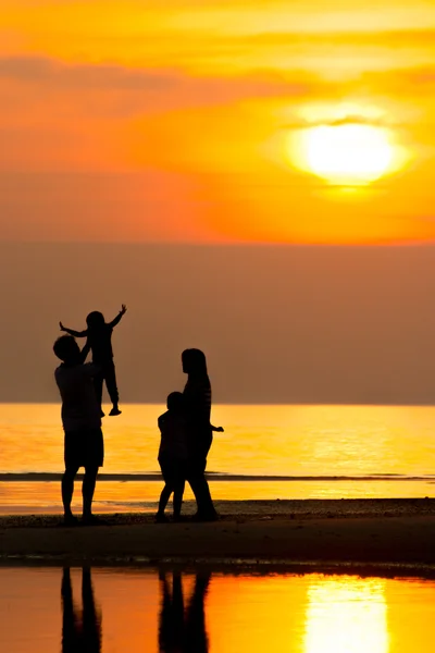 Familie op het strand — Stockfoto