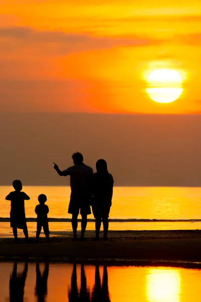 Famille sur la plage — Photo