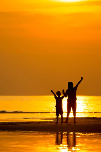 Familia en la playa — Foto de Stock