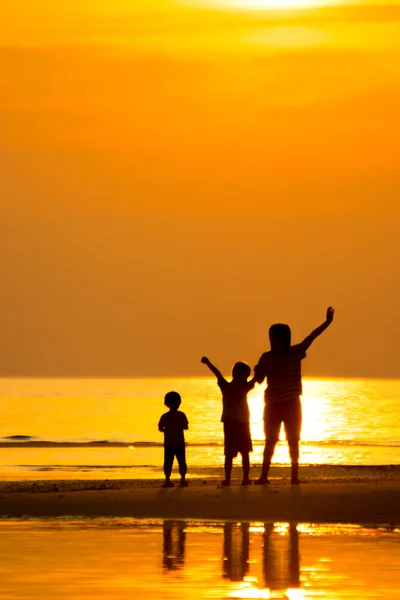 Famille sur la plage — Photo