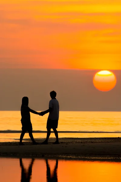 Familie am Strand — Stockfoto