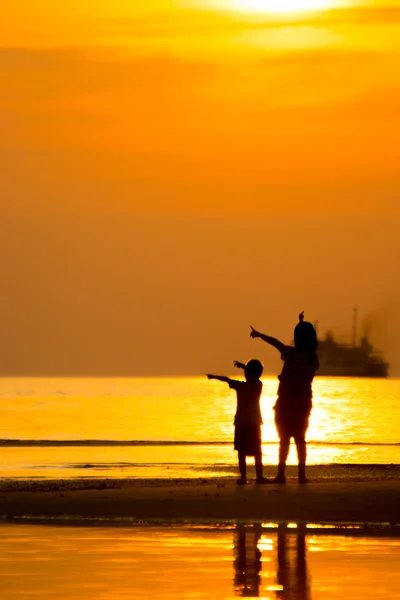 Familie op het strand — Stockfoto