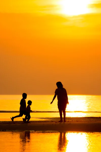 Famille sur la plage — Photo