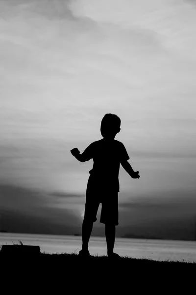 Silhouet jongen — Stockfoto