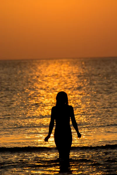 Jovem solteira ao pôr do sol . — Fotografia de Stock