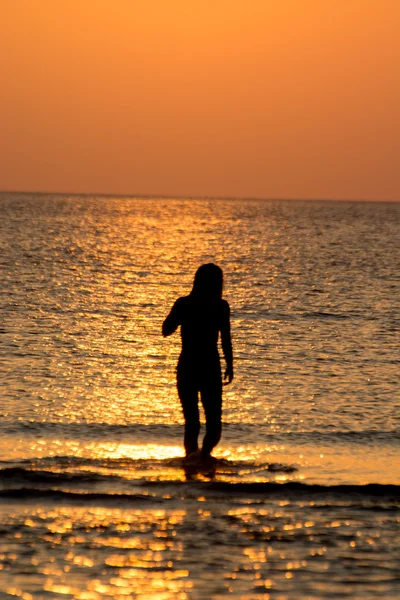 Jovem solteira ao pôr do sol . — Fotografia de Stock