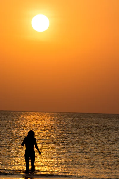 Jednej młodej kobiety na zachodzie słońca. — Zdjęcie stockowe