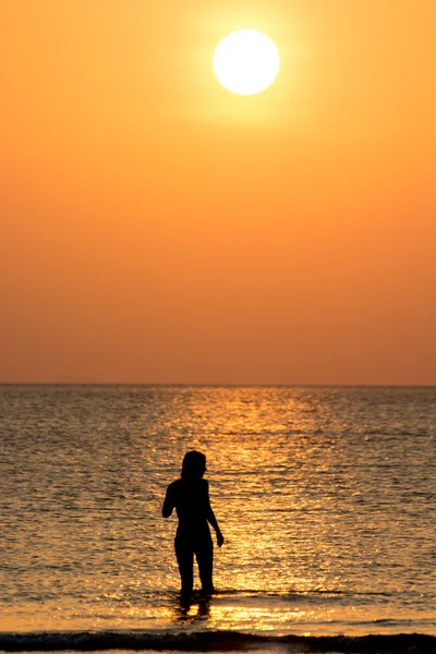 Jeune femme célibataire au coucher du soleil . — Photo