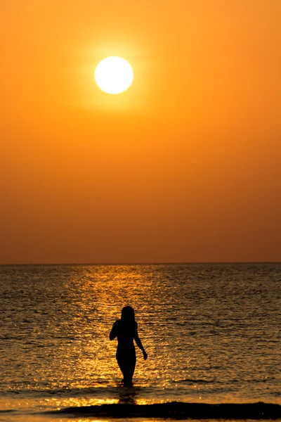 Single young woman at sunset. — Stock Photo, Image