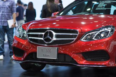 Kırmızı mercedes benz
