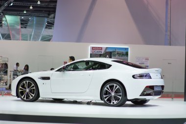 Beyaz aston martin