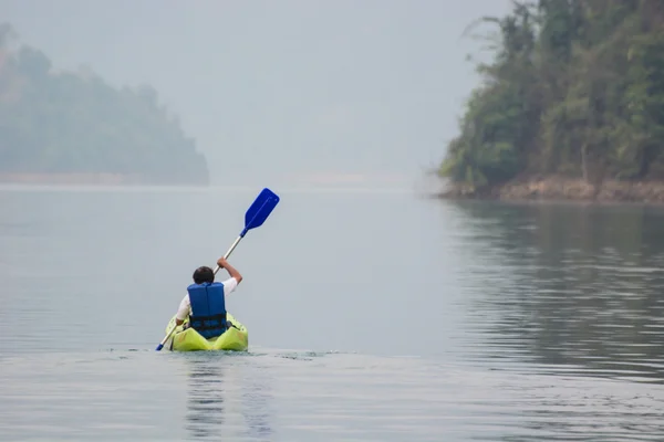 Traveler kajakpaddling — Stockfoto