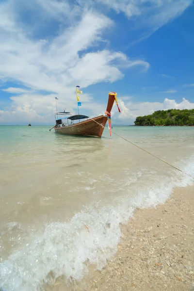 Båt på stranden. — Stockfoto