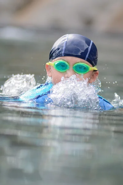 Pojke vid poolen. — Stockfoto