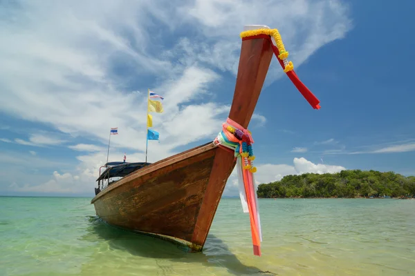 Barca dei pescatori sulla spiaggia — Foto Stock