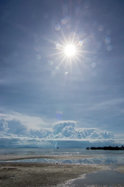 Bonito paisaje nublado forma en verano sobre la tierra — Foto de Stock