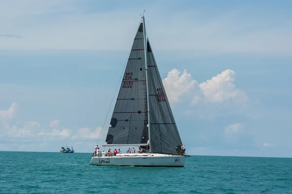 Yate de carreras en un mar —  Fotos de Stock